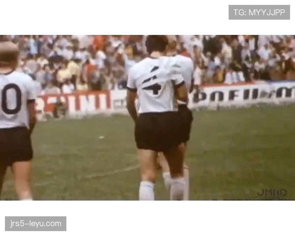 贝肯鲍尔“自由人”理念重塑现代足球战术，引发业界广泛关注