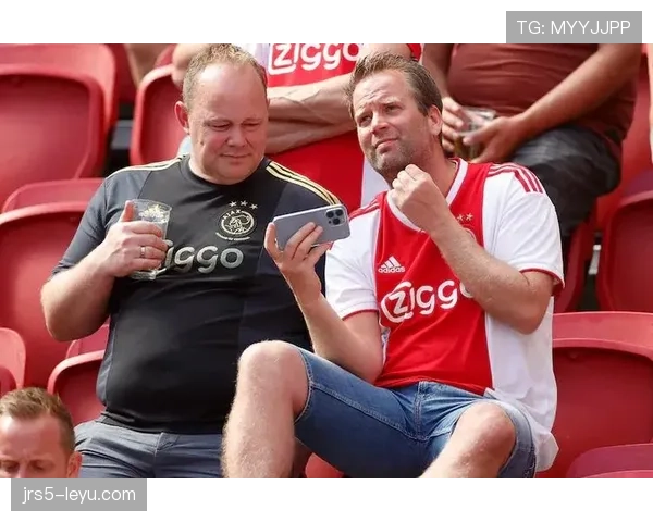 克鲁伊夫足球智慧赋能战术革新,团队协作实现赛场突破 克鲁伊夫足球智慧赋能战术革新,团队协作实现赛场突破