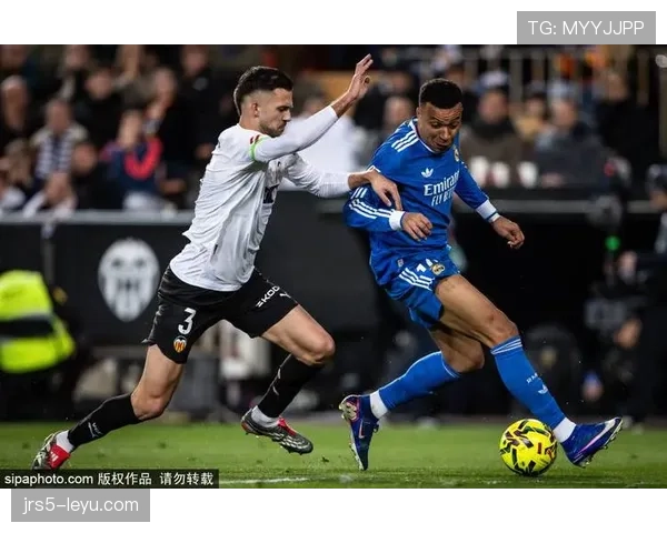 瓦伦西亚锋线在联赛中表现稳健,进攻火力全开助力球队持续连胜。 瓦伦西亚锋线在联赛中表现稳健,进攻火力全开助力球队持续连胜。