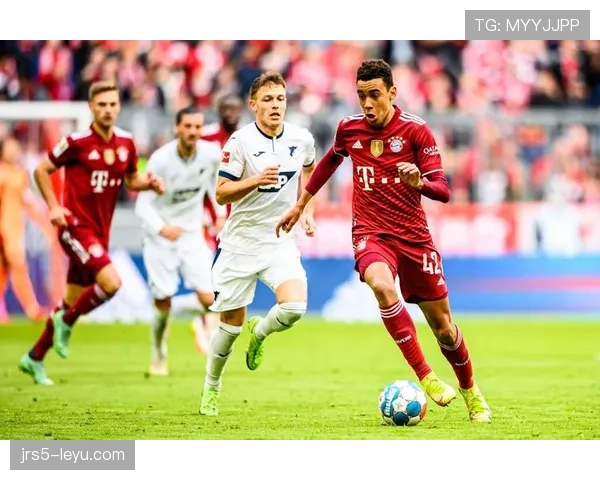 拜仁防线压上成瘾，身后空当频现或影响赛季走势