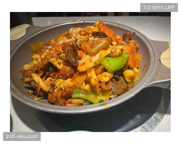 刷到冯彦哲半夜吃泡面，镜头里那只名牌包比泡面还抢镜，生活反差有点疯