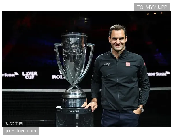 费德勒退役后每天喝三杯咖啡看孩子踢球，这日子比大满贯还稳